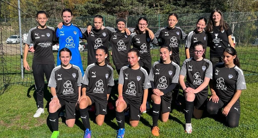 Le groupe U18F FC COMTAL